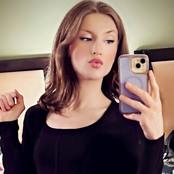 Meet your Posher, MONA! 💖 - Picture 2 of 7